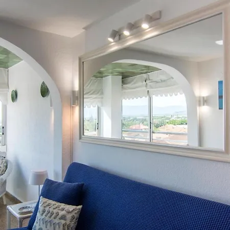 Bright Steps Away From The شقة