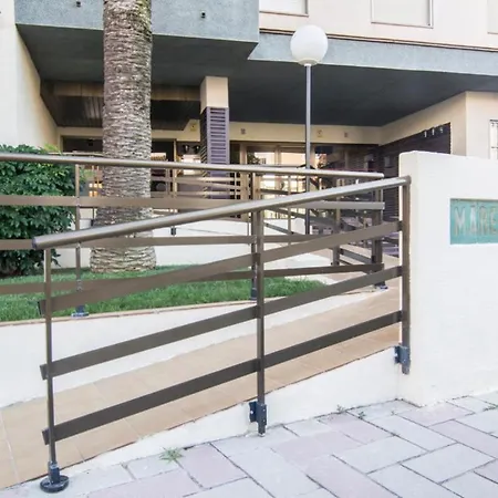 Bright Steps Away From The Apartment *